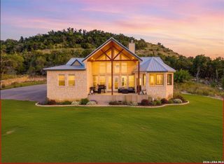 348 WHITE OAK DR, Canyon Lake, TX 78133