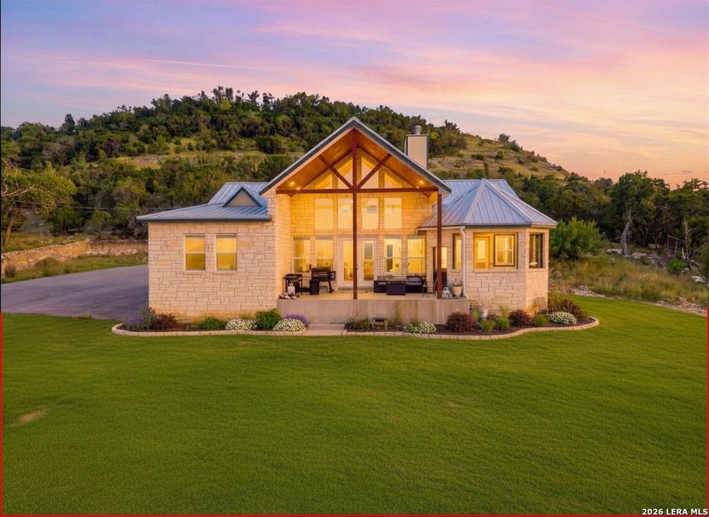 348 WHITE OAK DR, Canyon Lake, TX 78133