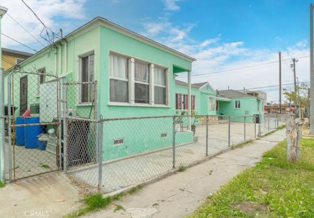 7527 S Hoover Street, Los Angeles, CA 90044