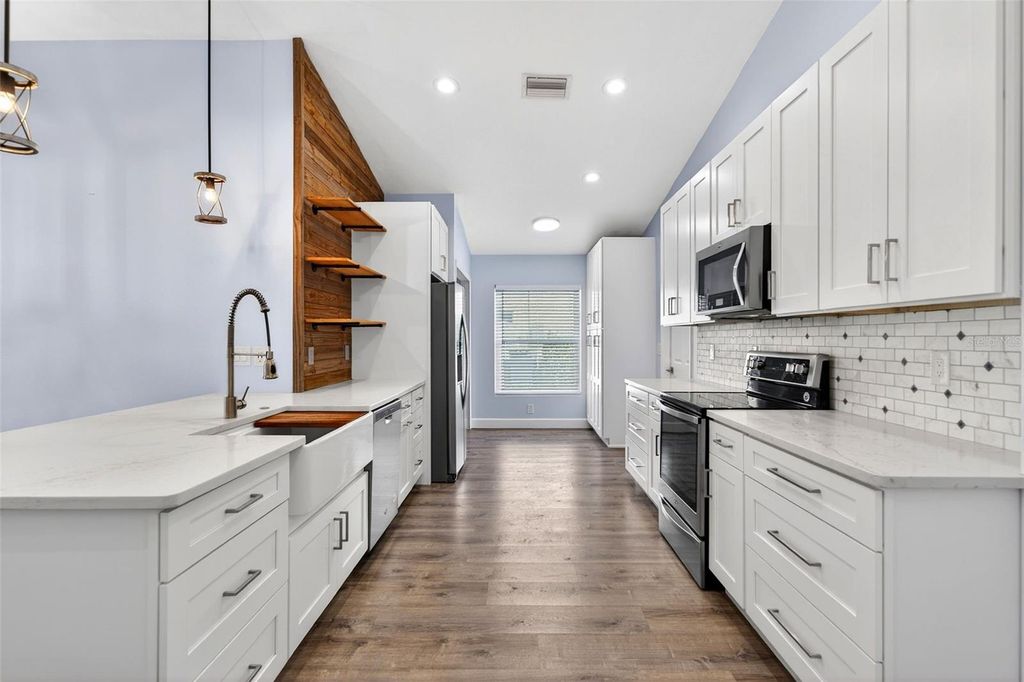 Image 13 of property listing at 4444 SANIBEL WAY, Bradenton, FL 34203