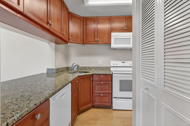 624 Sea Pine Way B3, Greenacres, FL 33415