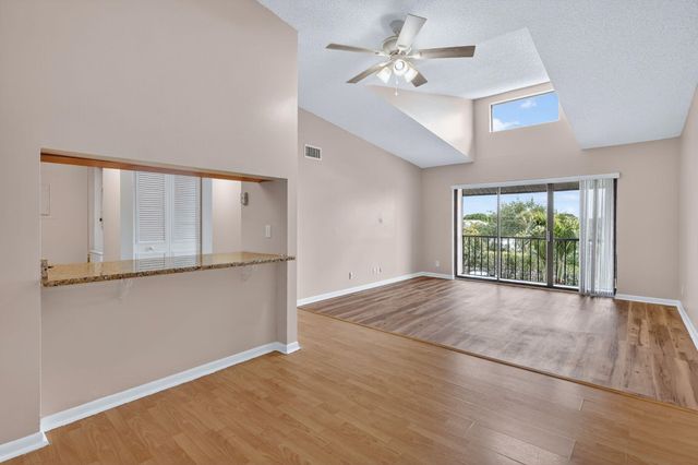 624 Sea Pine Way B3, Greenacres, FL 33415