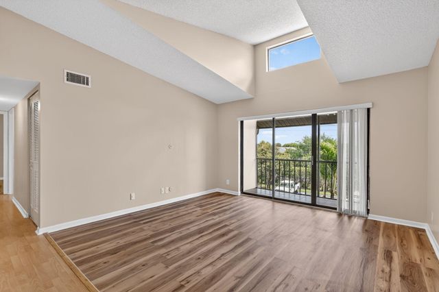 624 Sea Pine Way B3, Greenacres, FL 33415