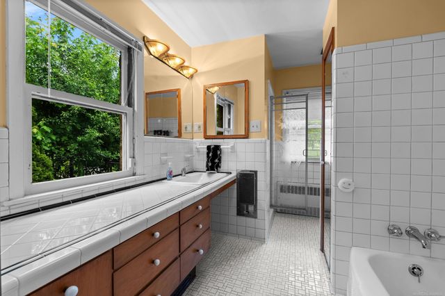 1427 Sunningdale Drive, Grosse Pointe, MI 48236