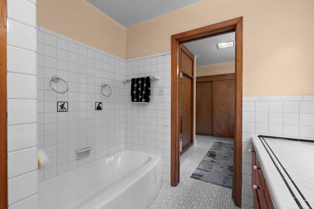 1427 Sunningdale Drive, Grosse Pointe, MI 48236