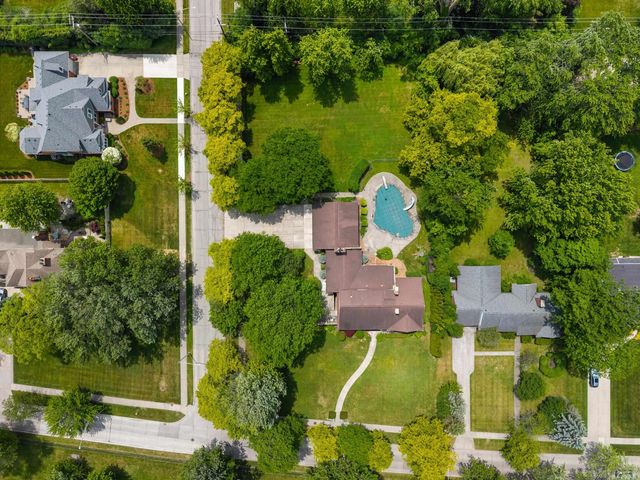 1427 Sunningdale Drive, Grosse Pointe, MI 48236