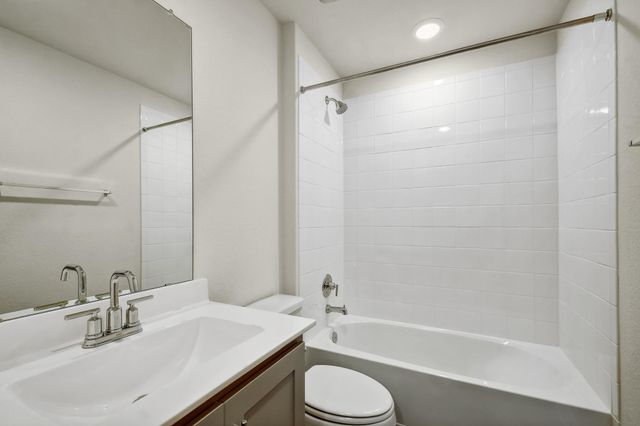 210 BRIGGS LN, San Marcos, TX 78666