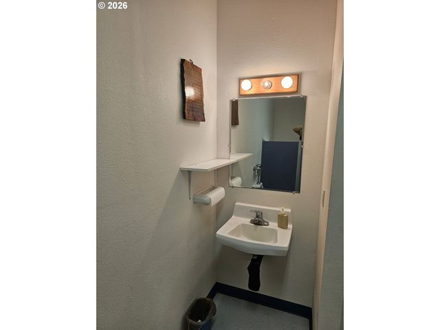 595 Sw 11TH St, Bandon, OR 97411