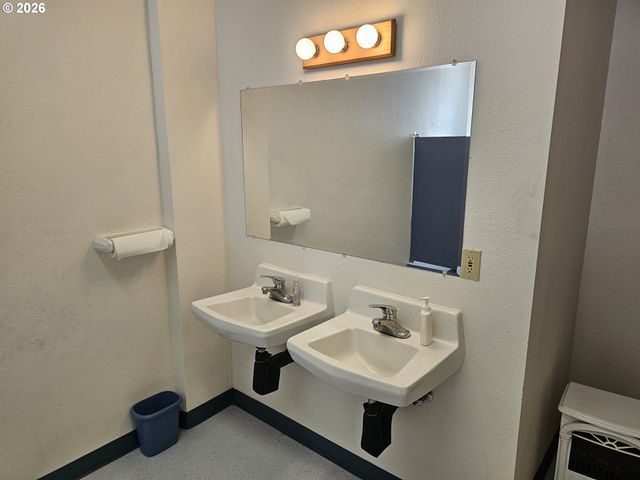 595 Sw 11TH St, Bandon, OR 97411