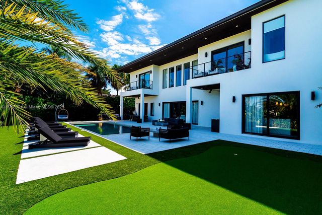 10151 SW 3rd St, Plantation, FL 33324