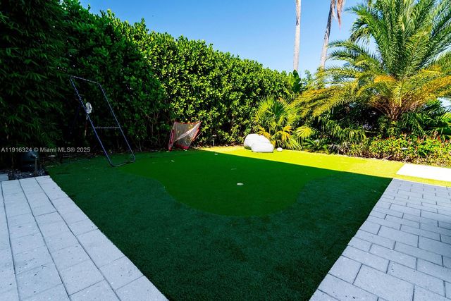 10151 SW 3rd St, Plantation, FL 33324