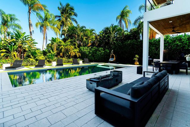 10151 SW 3rd St, Plantation, FL 33324