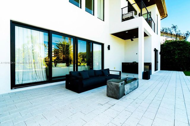 10151 SW 3rd St, Plantation, FL 33324