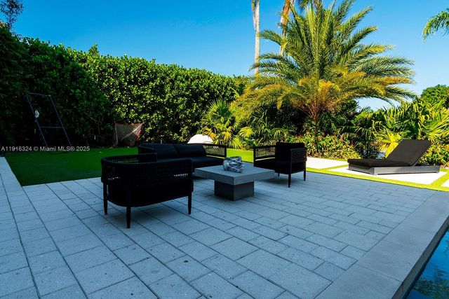 10151 SW 3rd St, Plantation, FL 33324