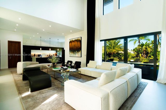 10151 SW 3rd St, Plantation, FL 33324