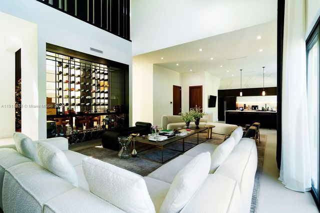 10151 SW 3rd St, Plantation, FL 33324