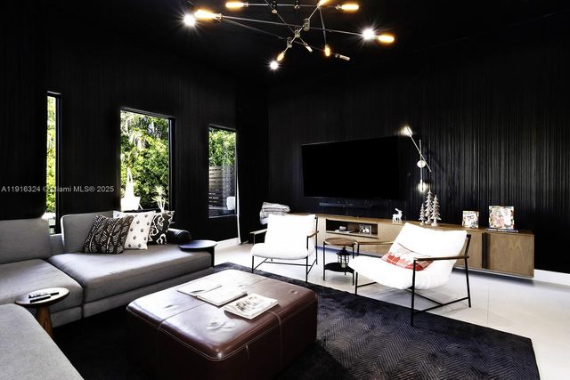 10151 SW 3rd St, Plantation, FL 33324