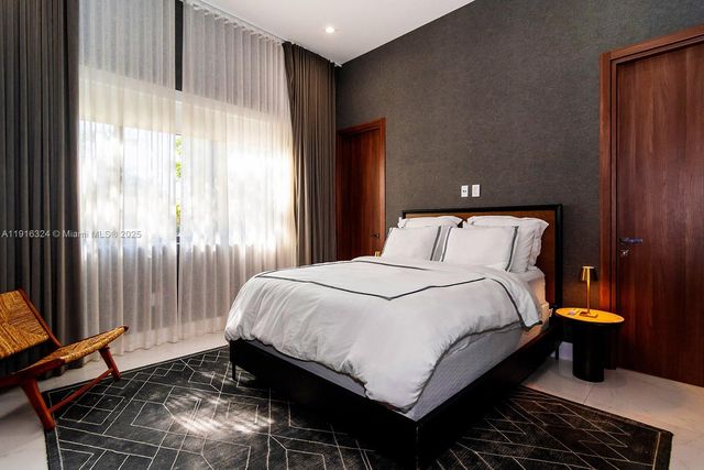 10151 SW 3rd St, Plantation, FL 33324