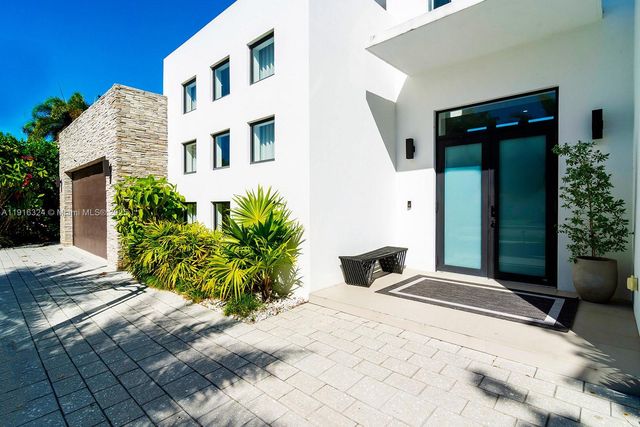 10151 SW 3rd St, Plantation, FL 33324