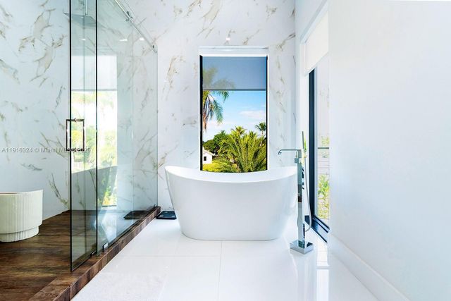 10151 SW 3rd St, Plantation, FL 33324