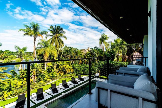 10151 SW 3rd St, Plantation, FL 33324