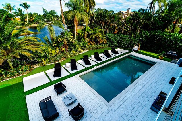 10151 SW 3rd St, Plantation, FL 33324