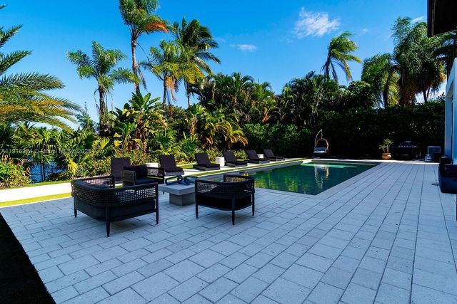 10151 SW 3rd St, Plantation, FL 33324