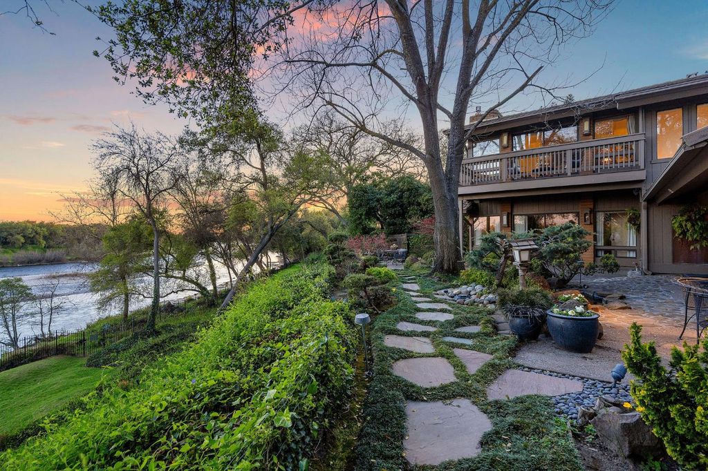 23 Riverbank Pl, Carmichael, CA 95608