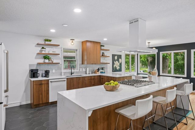 145 Rustic Lodge W, Minneapolis, MN 55419