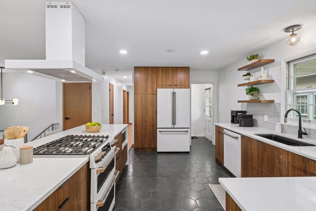 145 Rustic Lodge W, Minneapolis, MN 55419