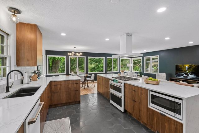 145 Rustic Lodge W, Minneapolis, MN 55419