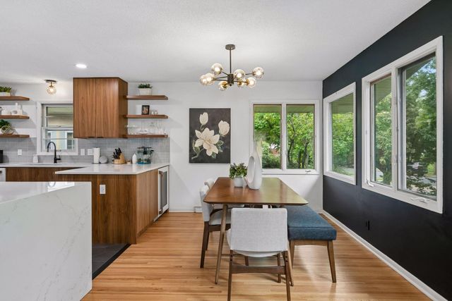 145 Rustic Lodge W, Minneapolis, MN 55419