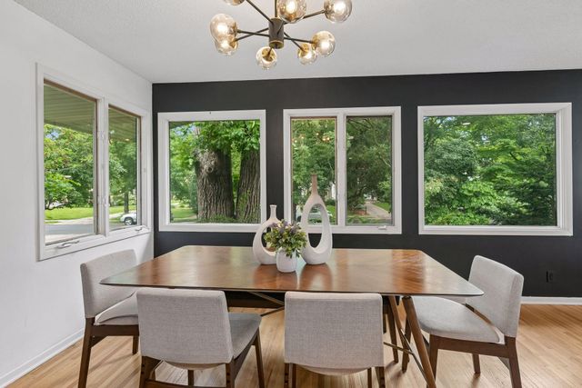 145 Rustic Lodge W, Minneapolis, MN 55419