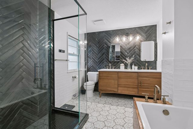 145 Rustic Lodge W, Minneapolis, MN 55419