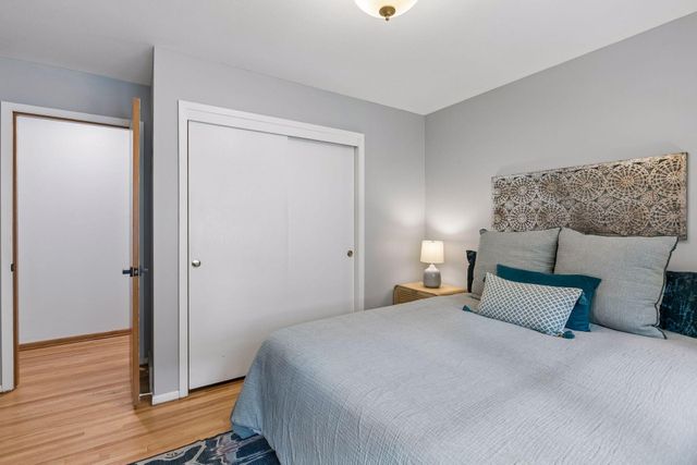 145 Rustic Lodge W, Minneapolis, MN 55419