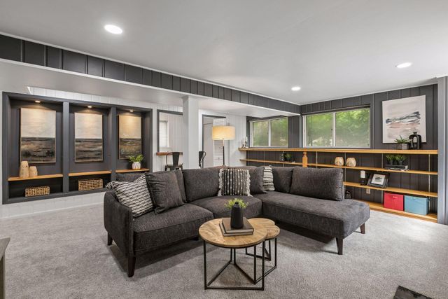 145 Rustic Lodge W, Minneapolis, MN 55419