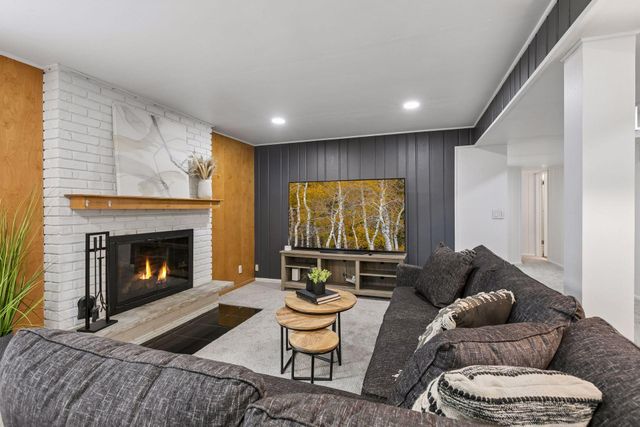 145 Rustic Lodge W, Minneapolis, MN 55419