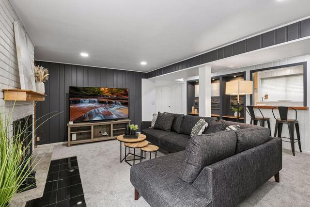 145 Rustic Lodge W, Minneapolis, MN 55419