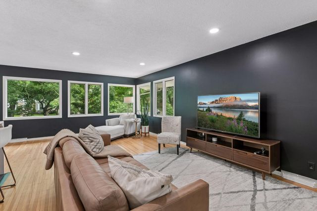 145 Rustic Lodge W, Minneapolis, MN 55419