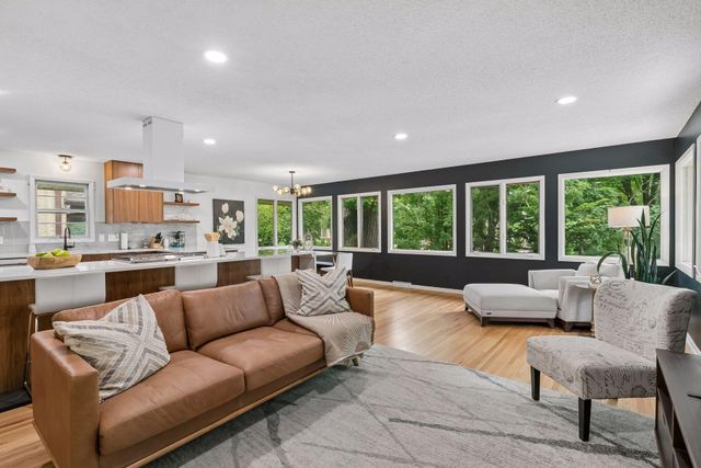145 Rustic Lodge W, Minneapolis, MN 55419