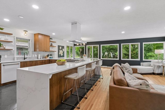 145 Rustic Lodge W, Minneapolis, MN 55419