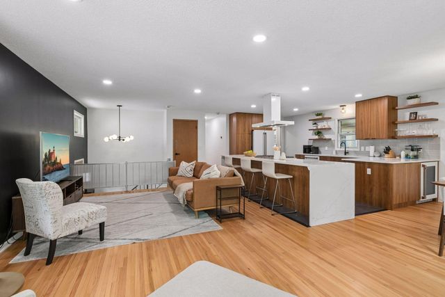 145 Rustic Lodge W, Minneapolis, MN 55419