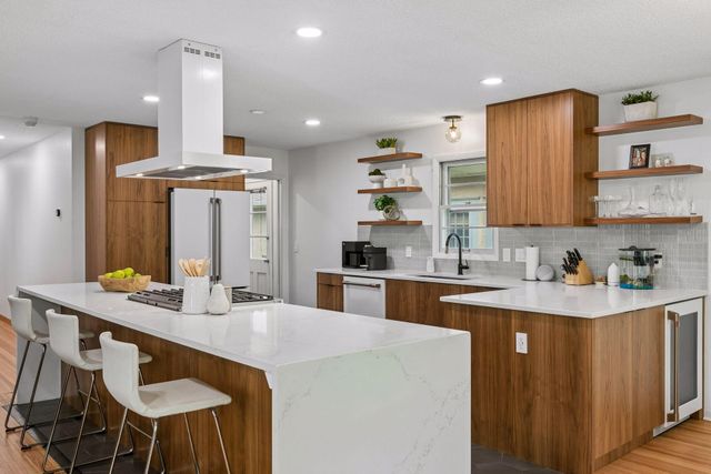 145 Rustic Lodge W, Minneapolis, MN 55419