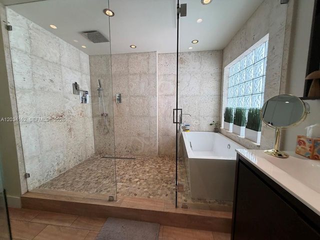 10900 NW 72nd St ., Doral, FL 33178