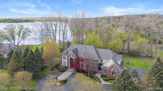 398 Shrewsbury Drive, Clarkston, MI 48348