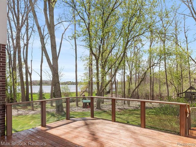 398 Shrewsbury Drive, Clarkston, MI 48348