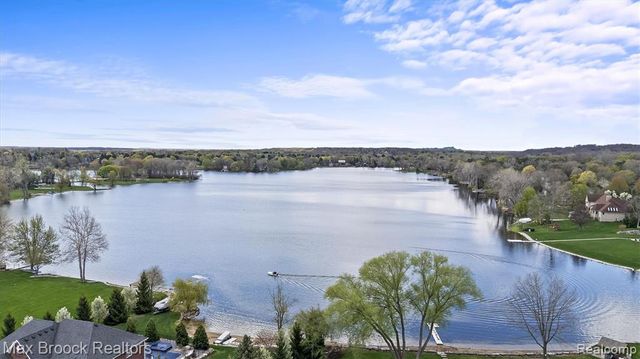 398 Shrewsbury Drive, Clarkston, MI 48348