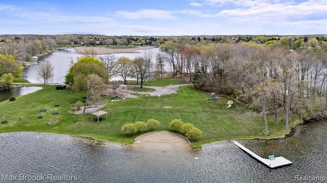 398 Shrewsbury Drive, Clarkston, MI 48348