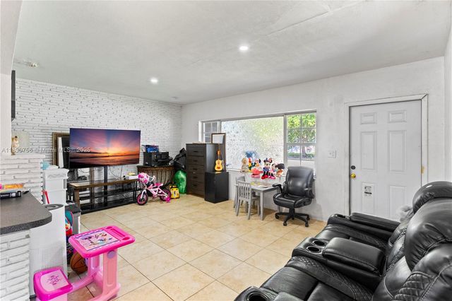 5724 Mckinley St, Hollywood, FL 33021