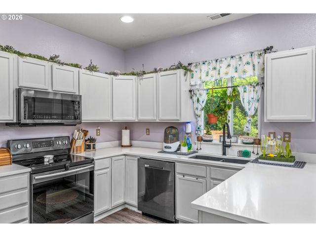 6074 PEBBLE Ct, Springfield, OR 97478